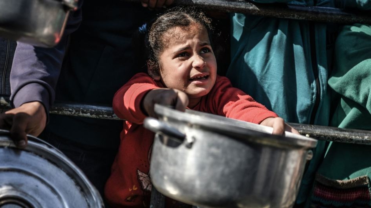 Crise humanitária em Gaza: mortes por fome e sede aumentam para 25