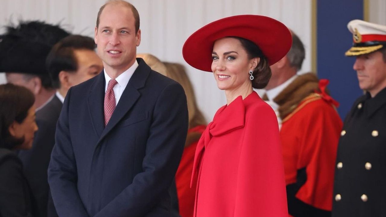 Kate Middleton agradece apoio e posa com os filhos em primeira aparição após cirurgia