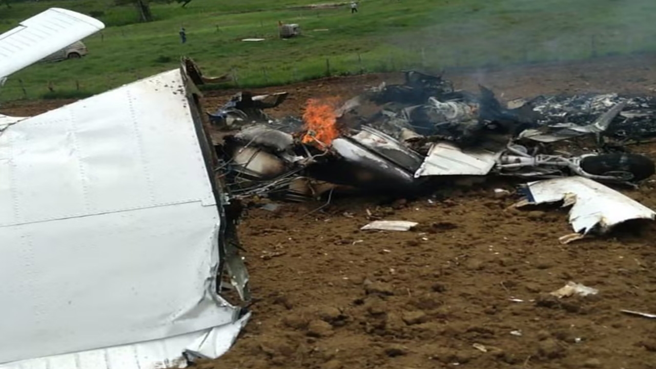 Avião de pequeno porte cai na Bahia e piloto morre no local