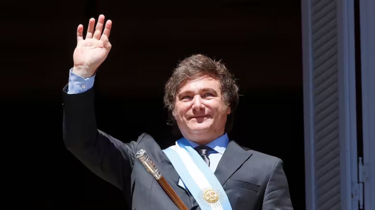 Argentina tem 2º superávit mensal, mas inflação e pobreza persistem