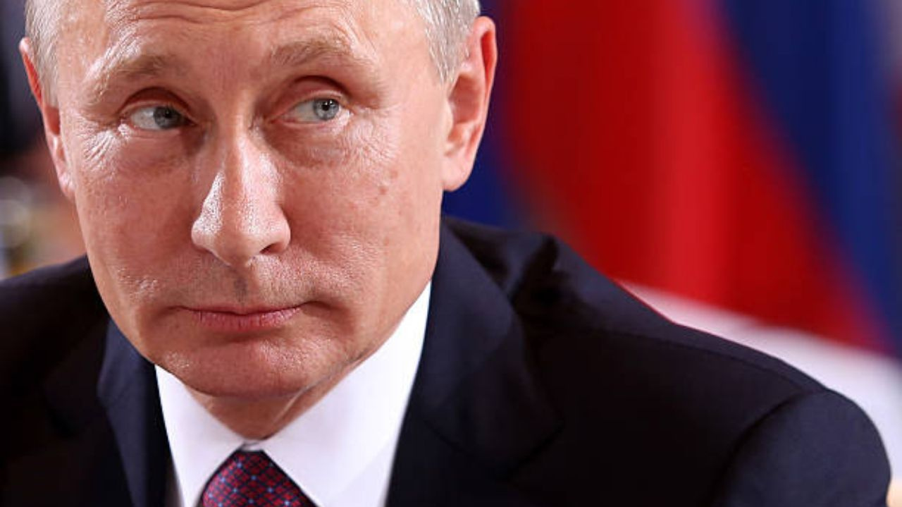 Russos elegem Vladimir Putin para mais seis anos no comando do país