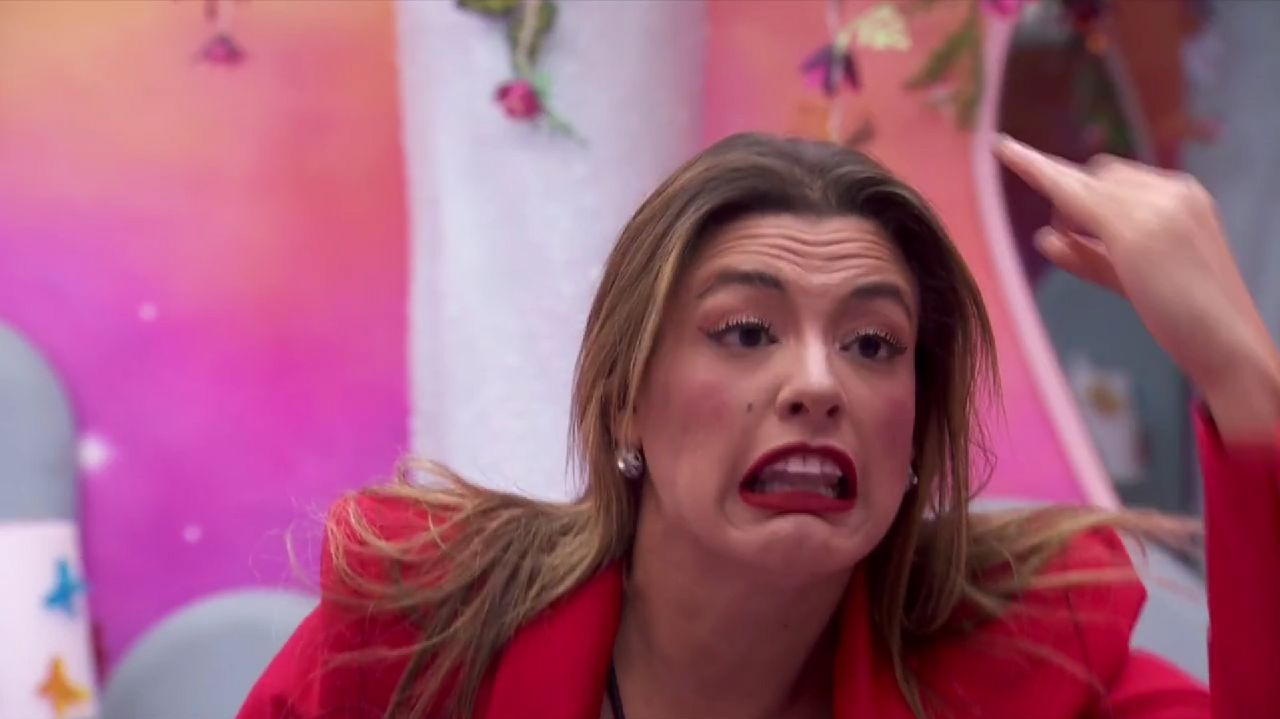 Beatriz reclama de atitude de Raquele em formação de paredão
