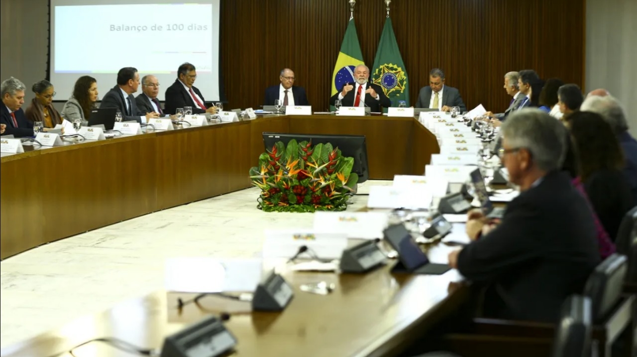 Lula critica Bolsonaro na primeira reunião ministerial do ano