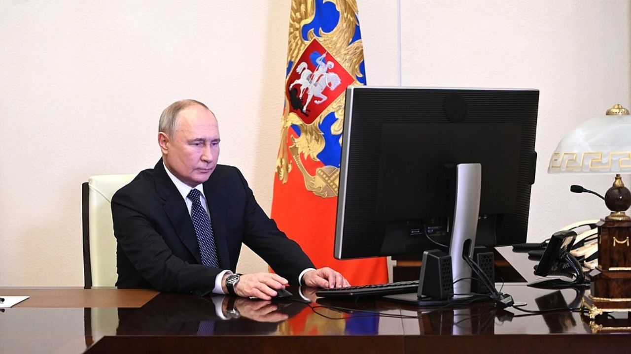 Putin é reeleito presidente da Rússia e ameaça atacar mais territória na Ucrânia