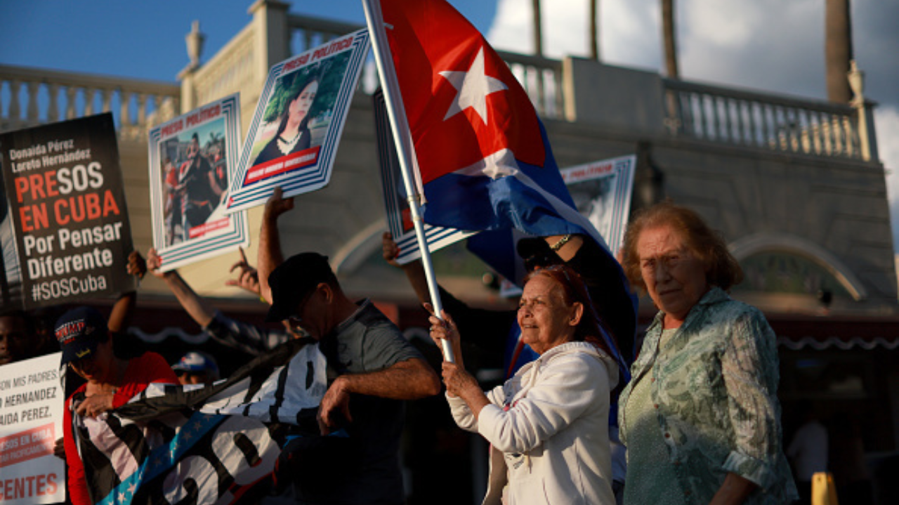 Protestos intensos em Cuba exigem mudança em meio à repressão e à crise profunda
