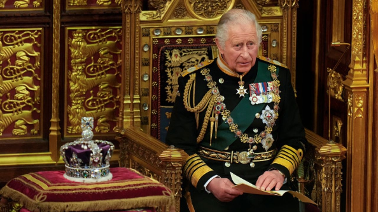 Rainha Camilla atualiza sobre estado de saúde do Rei Charles III durante visita à Irlanda do Norte