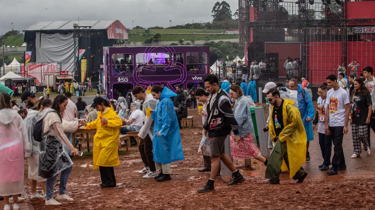 Lollapalooza amanhece com chuva e público reclama da lama