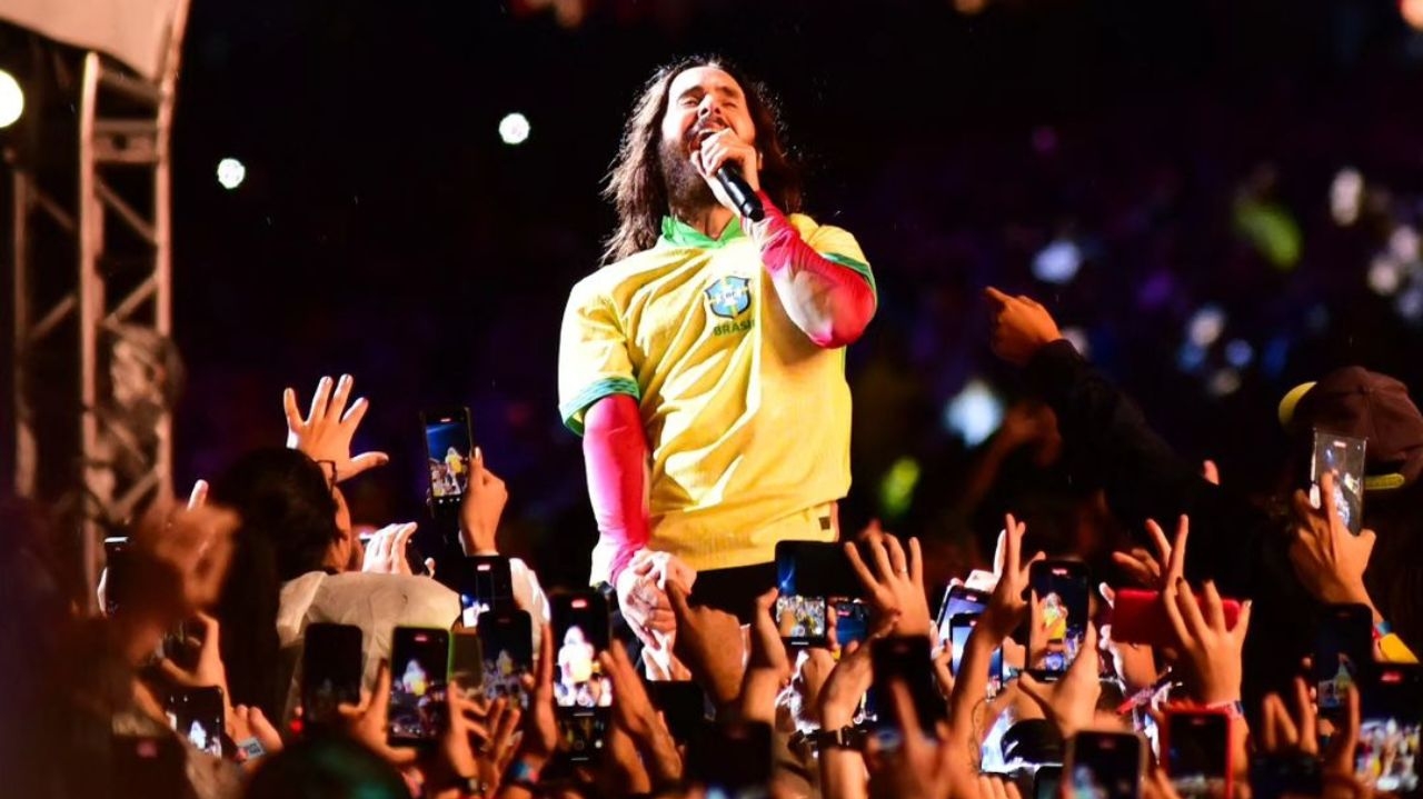Jared Leto convida Marcelo, do Fluminense, para se juntar ao palco com Thirty Seconds to Mars