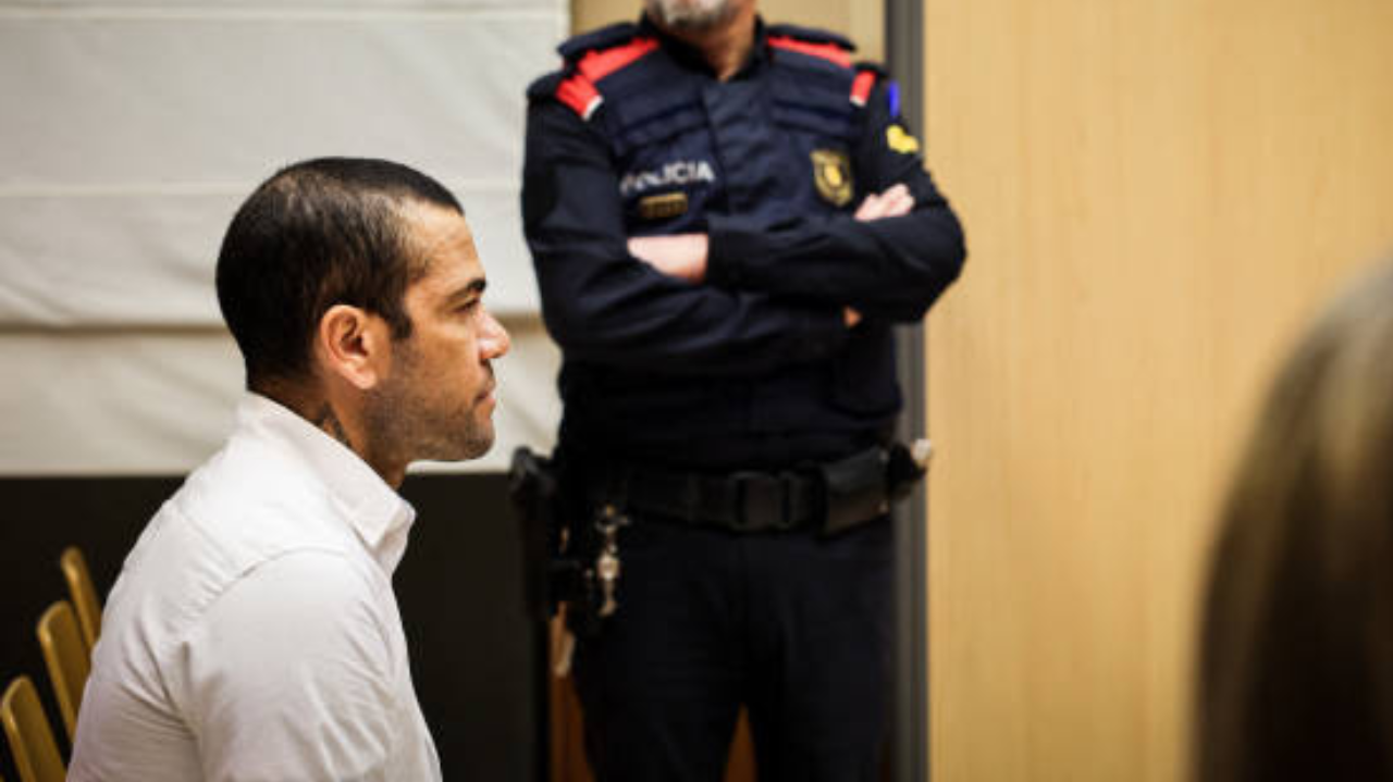 Daniel Alves paga fiança de 1 milhão de euros e aguarda a liberação, diz a imprensa espanhola