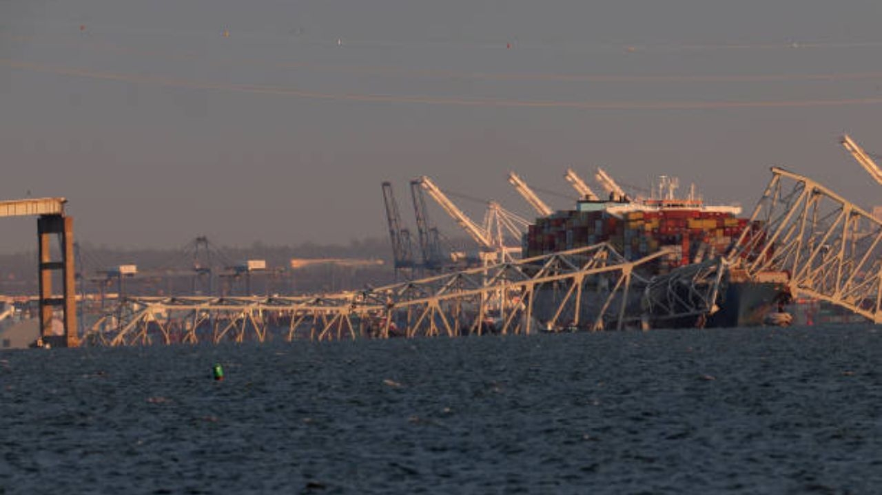 Navio colide com ponte e estrutura desmorona em Baltimore, nos EUA
