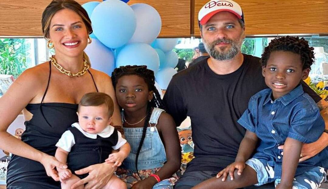 Bruno Gagliasso e Bless comemoram dançando a chegada do ator em Portugal para passar o Dia dos Pais