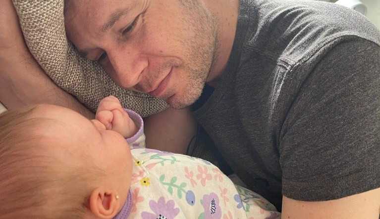 Tiago Leifert posta foto no Instagram dando mamadeira a Lua para comemorar Dia dos Pais