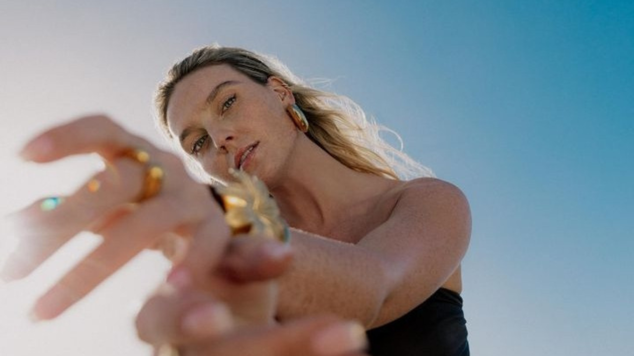 Perrie Edwards anuncia data de lançamento do novo single “Forget About Us”