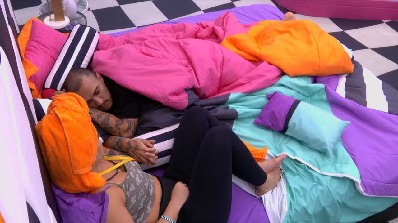 BBB 24: Giovanna recusa convite de MC Bin Laden para “ficar abraçadinha” na cama