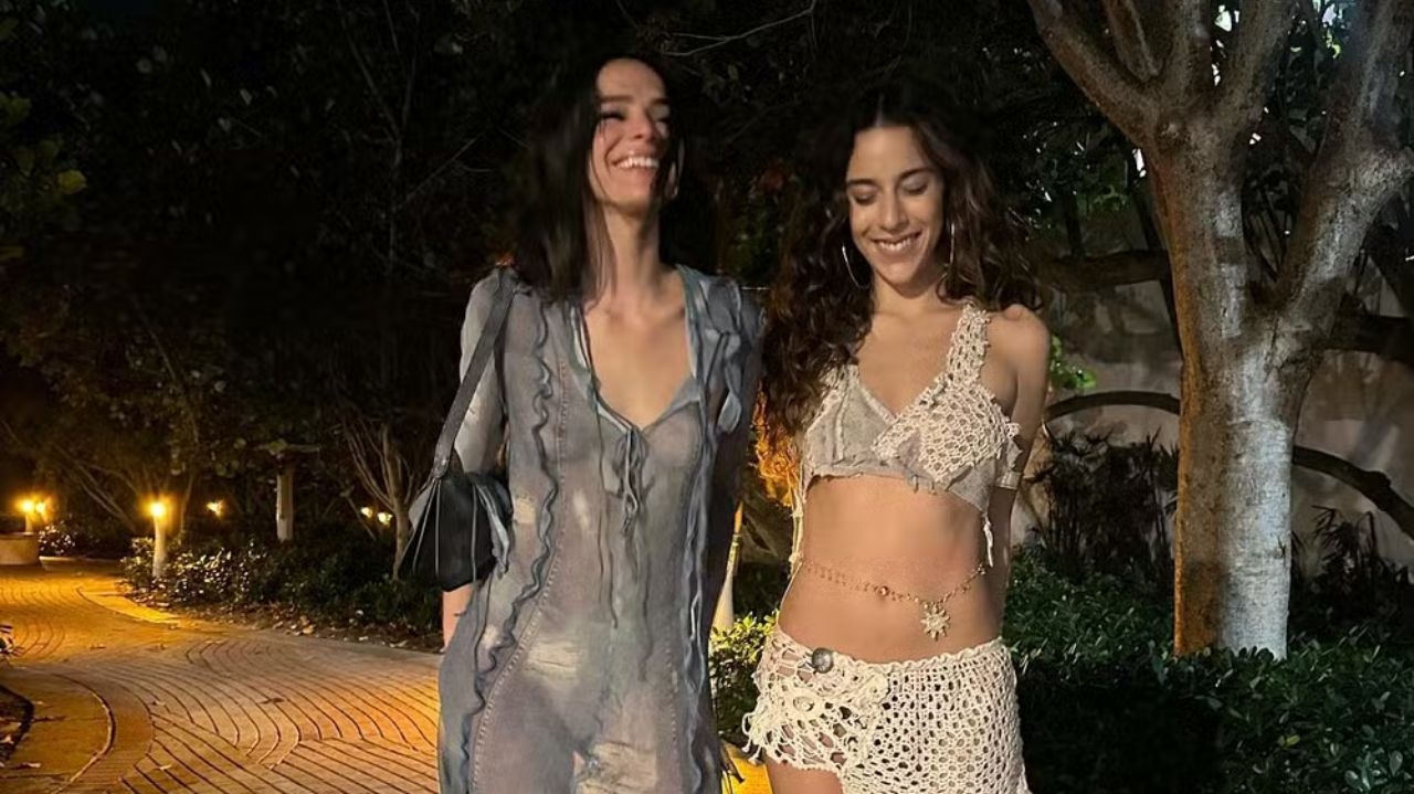 Bruna Marquezine curte noite com um look transparente de R$ 5,5 mil