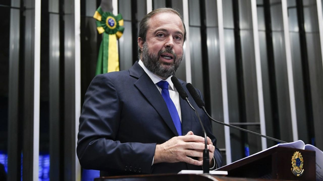 Ministro pede abertura de processo contra Enel e avalia fim de concessão