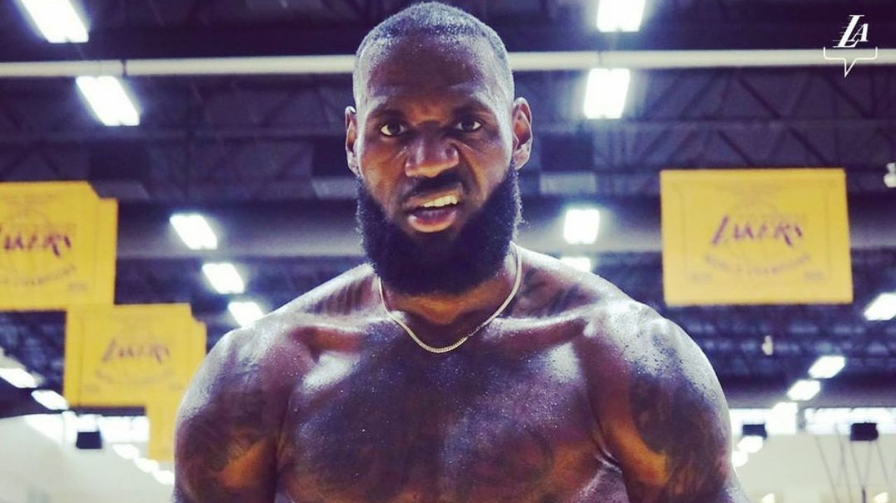 LeBron James, estrela do basquete, sugere que sua carreira no esporte está chegando ao fim