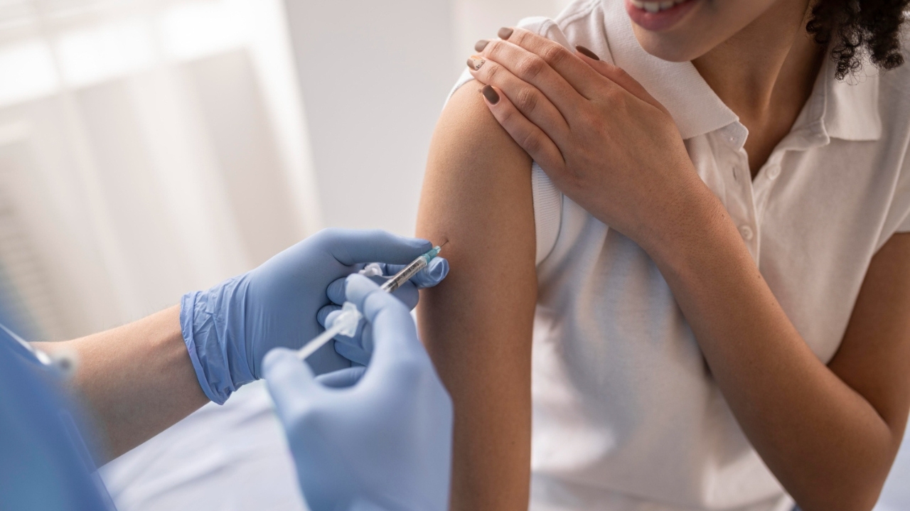 Vacinação contra dengue em São Paulo inicia sem estoque para público-alvo