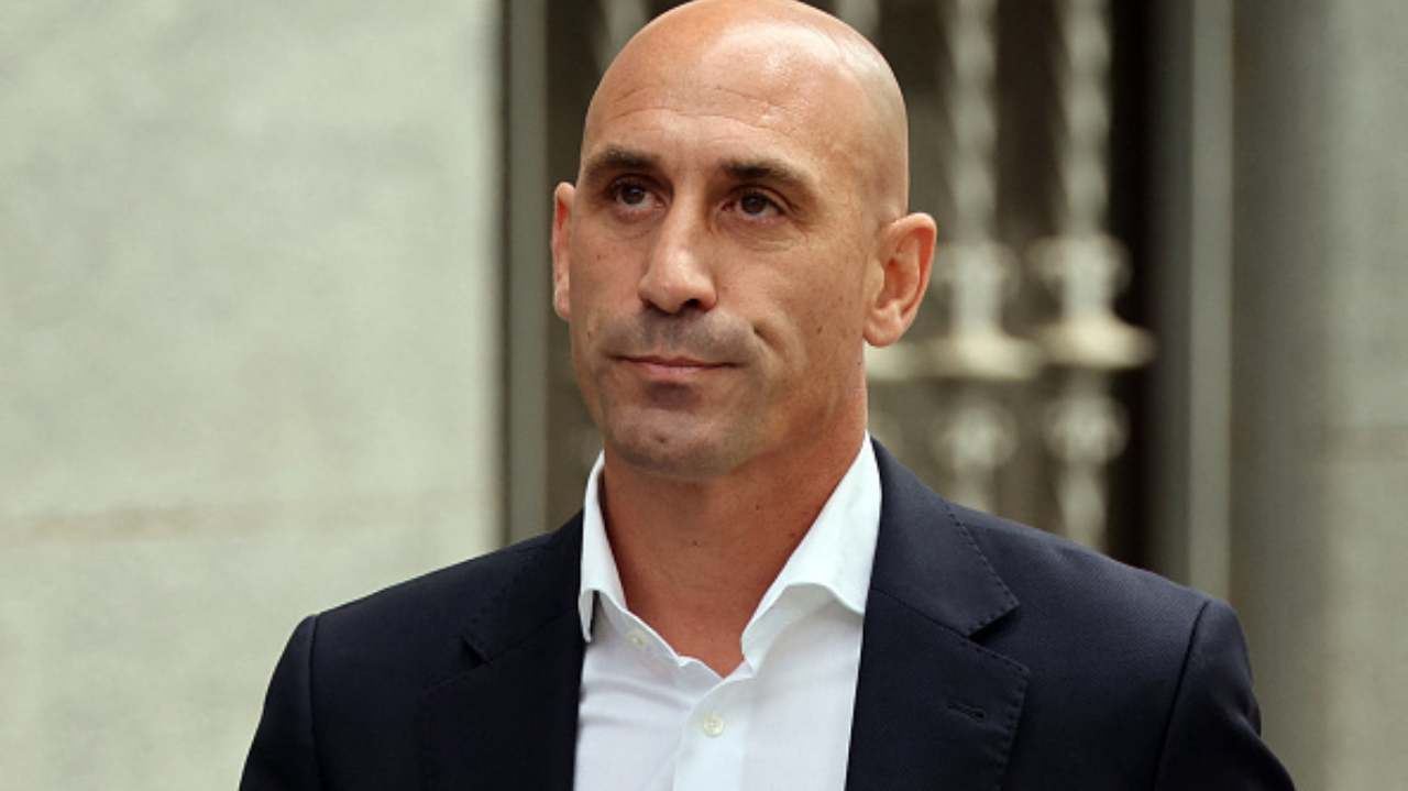 Ex-dirigente de futebol que beijou jogadora é detido e aguarda processo