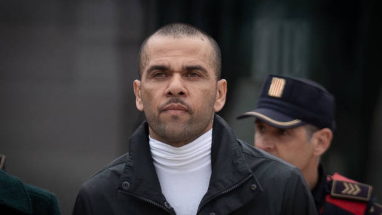 Daniel Alves rebate notícia de uma possível entrevista dada a uma emissora espanhola
