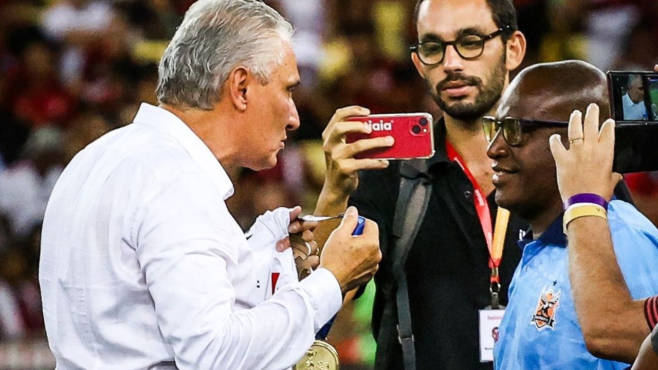 Tite presta homenagem para técnico do Nova Iguaçu
