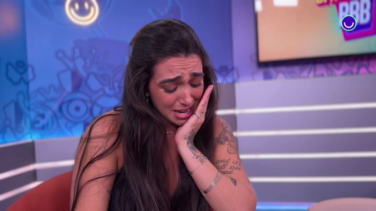 BBB24: Giovanna chora com mensagem familiar triturada após eliminação