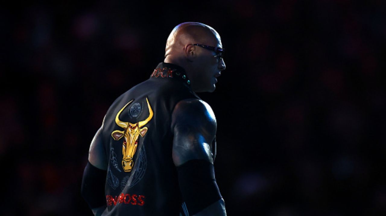 The Rock faz retorno aos ringues e discute com juiz durante partida