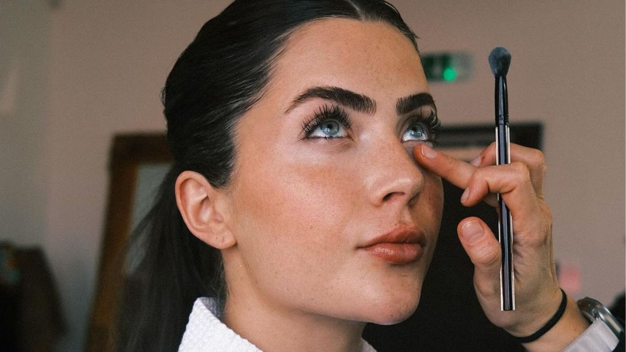 Jade Picon faz skincare durante reunião da própria marca: “otimizando tempo”