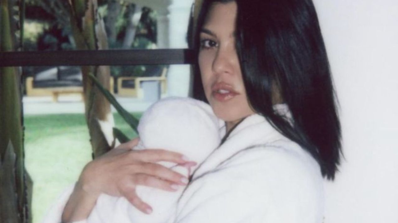 Kourtney Kardashian surpreende ao revelar que toma seu próprio leite materno