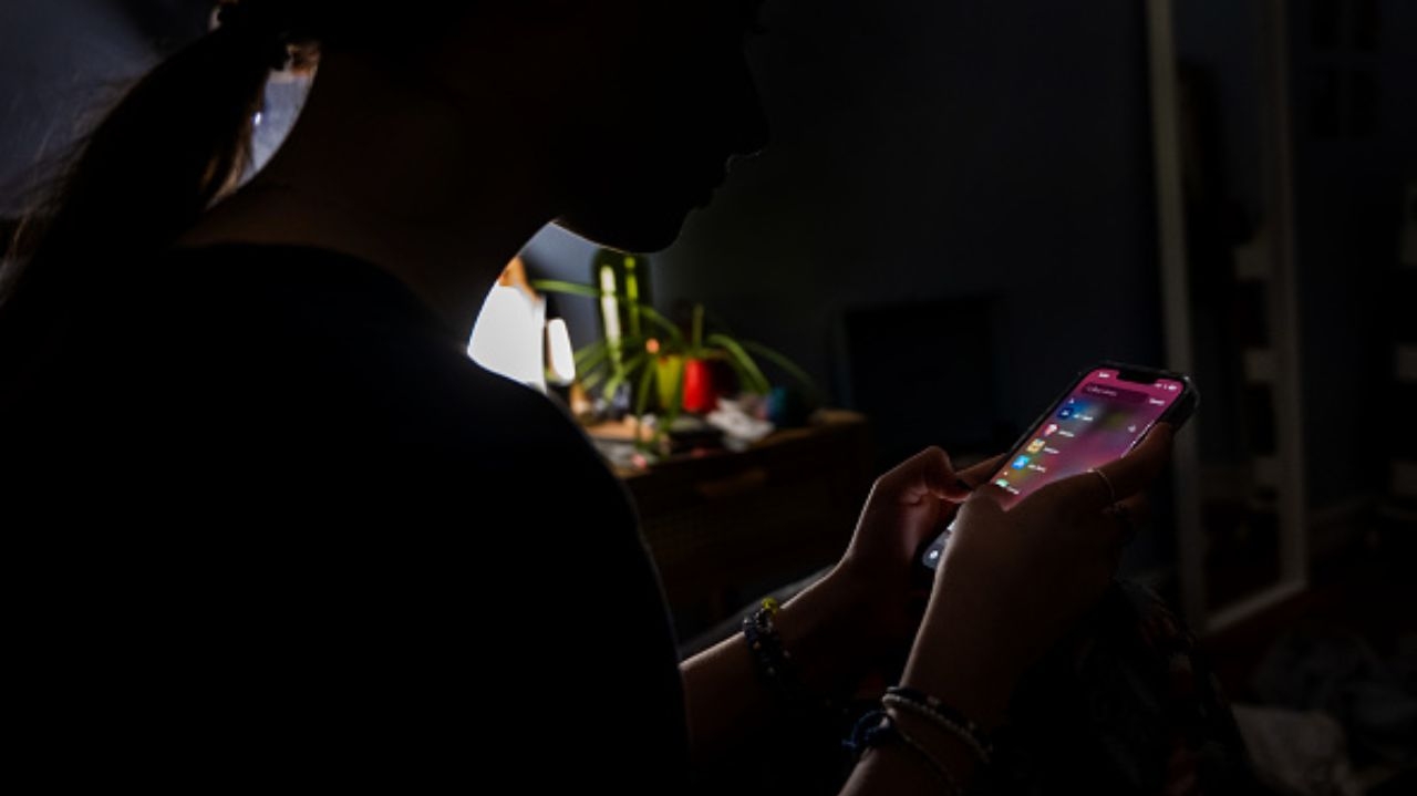 Pesquisa brasileira mostra que má alimentação entre os jovens está ligada ao excesso de telas 