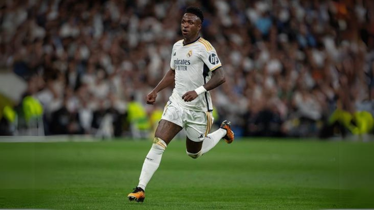 Vinicius Junior recebe elogios de Ancelotti por aceitar trocar de posição contra o City
