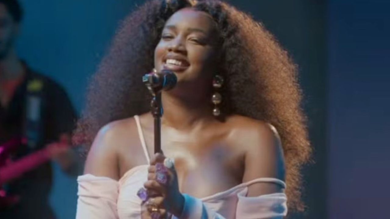 IZA compartilha alegria da maternidade em live musical