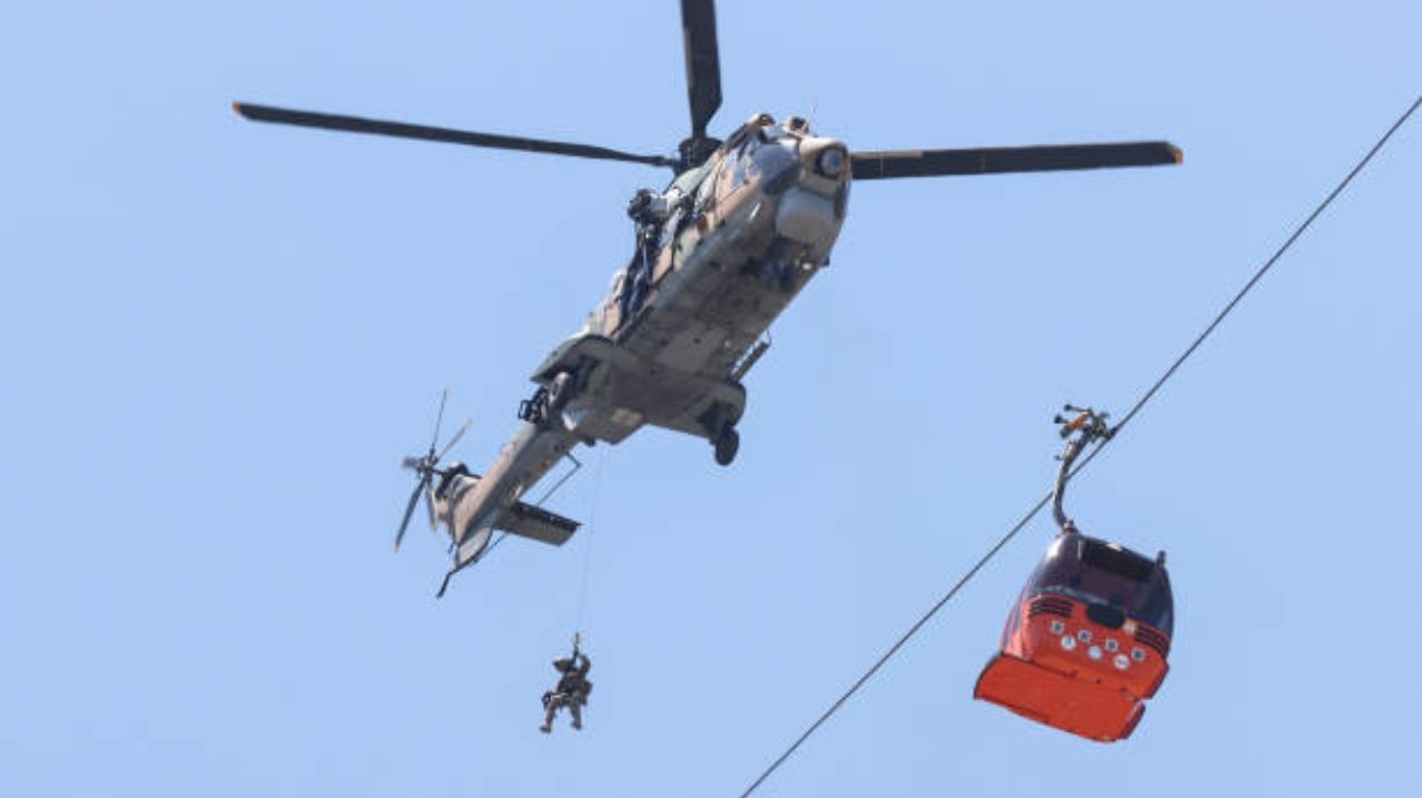 Acidente em teleférico deixa um morto e mais de 100 passageiros presos em cabines por mais de 20 horas