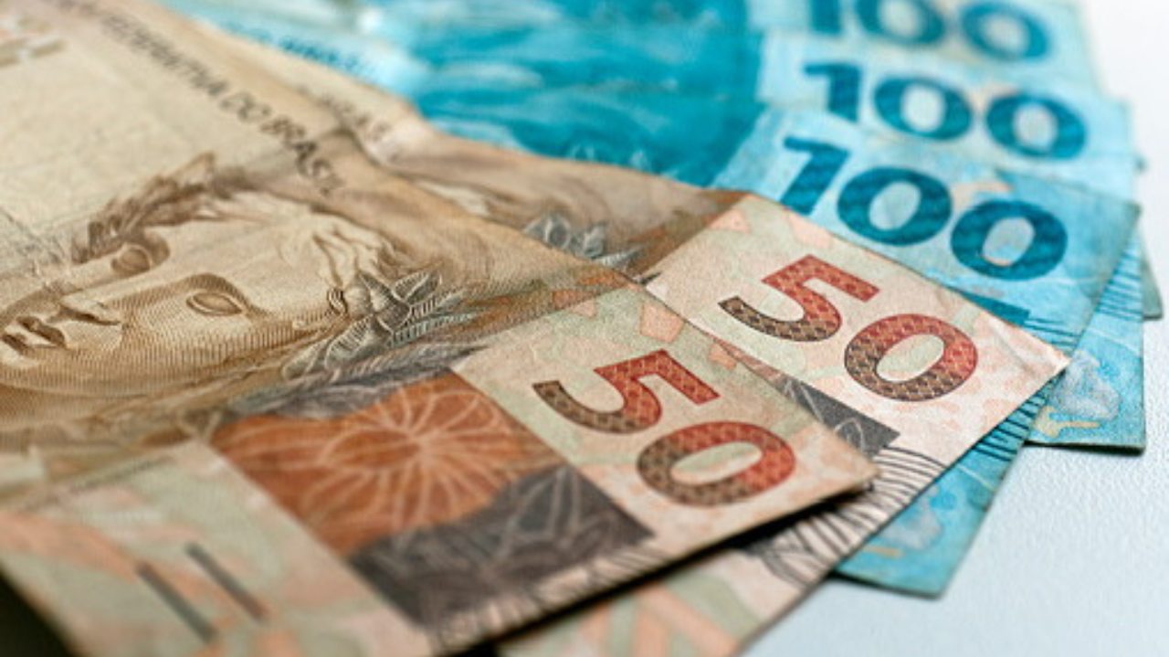 Governo Lula prevê salário mínimo de R$1.502 para 2025