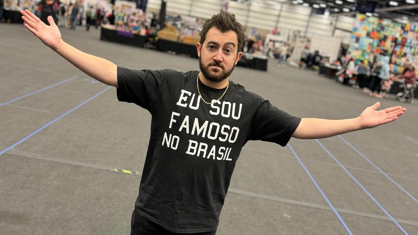 Ator de “Todo Mundo Odeia o Chris” chega ao Brasil para entrevista no The Noite