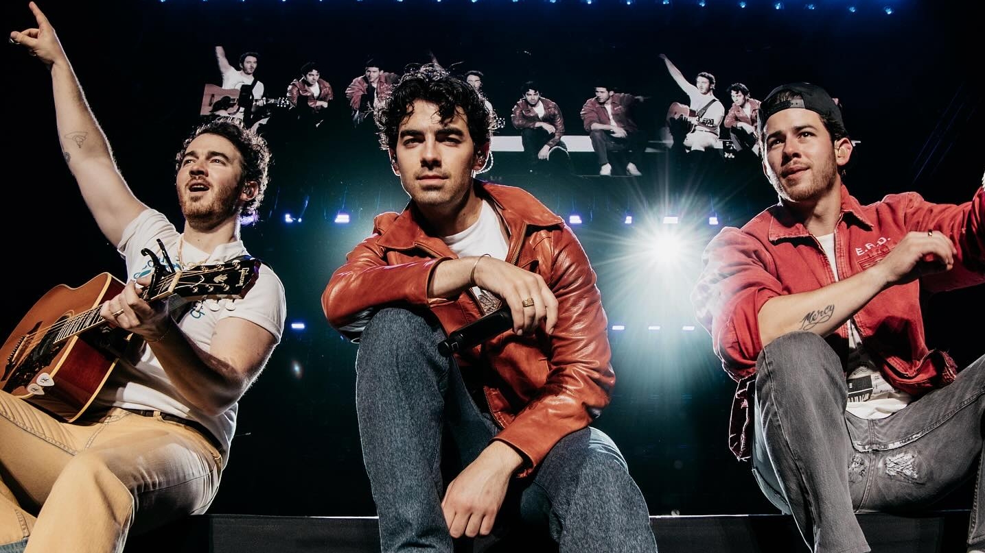 Jonas Brothers levam fãs à loucura ao desembarcar no aeroporto de São Paulo nesta terça-feira