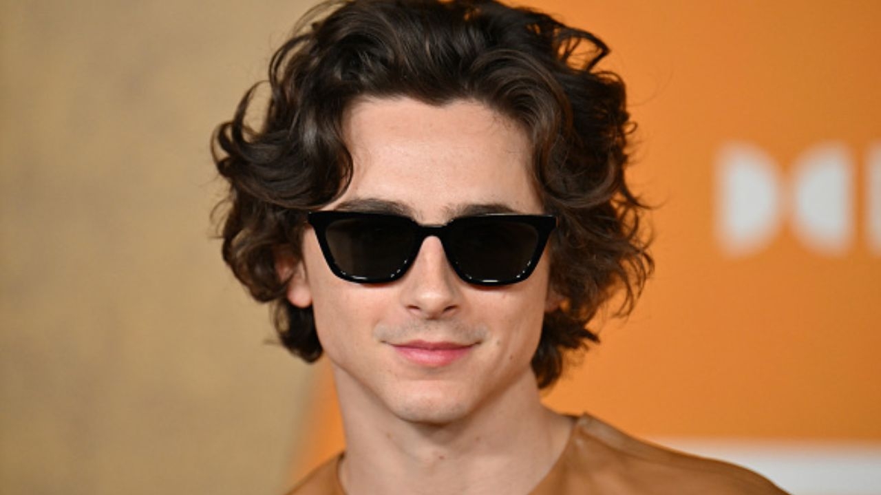 Timothée Chalamet surge em nova foto como Bob Dylan para “A Complete Unknown”