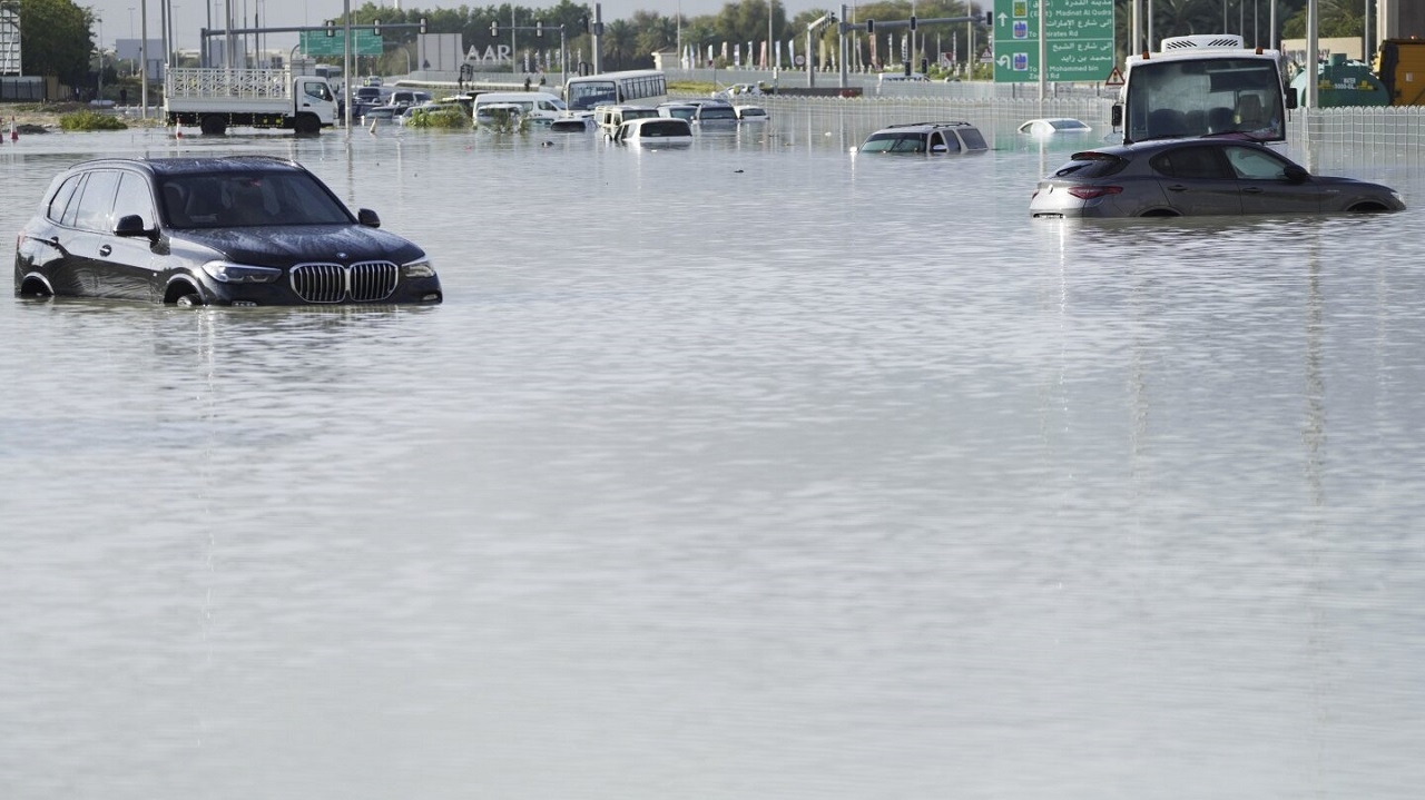 Dubai enfrenta temporal histórico que causa alagamentos inéditos na cidade
