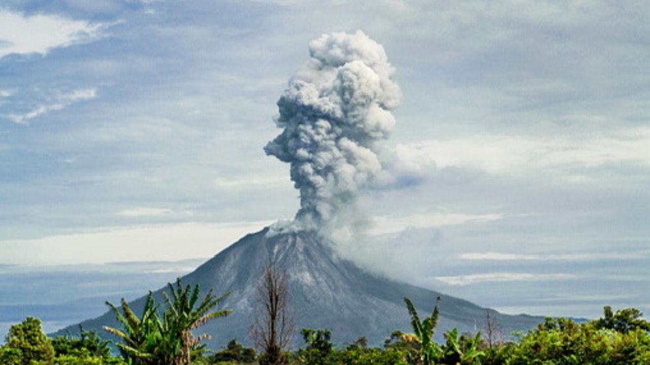 Vulcão na Indonésia entra em erupção e gera alerta de perigo para tsunami