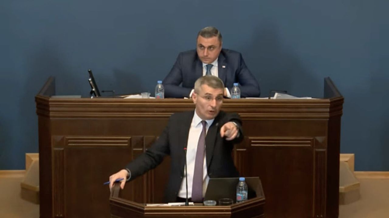 Deputados trocam socos e agressões no plenário da Georgia