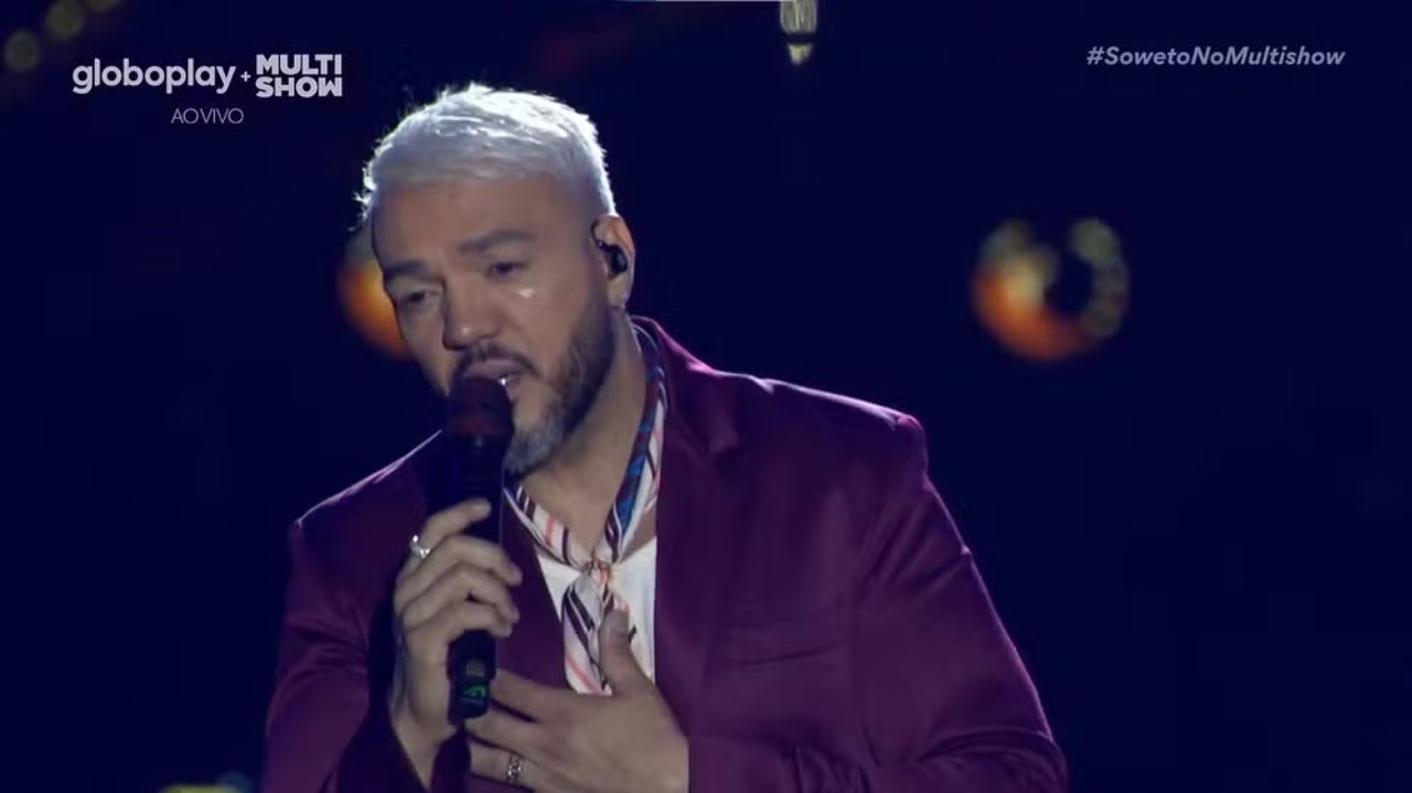 Em meio à separação conturbada, Belo chora em primeiro show após terminar com Gracyanne