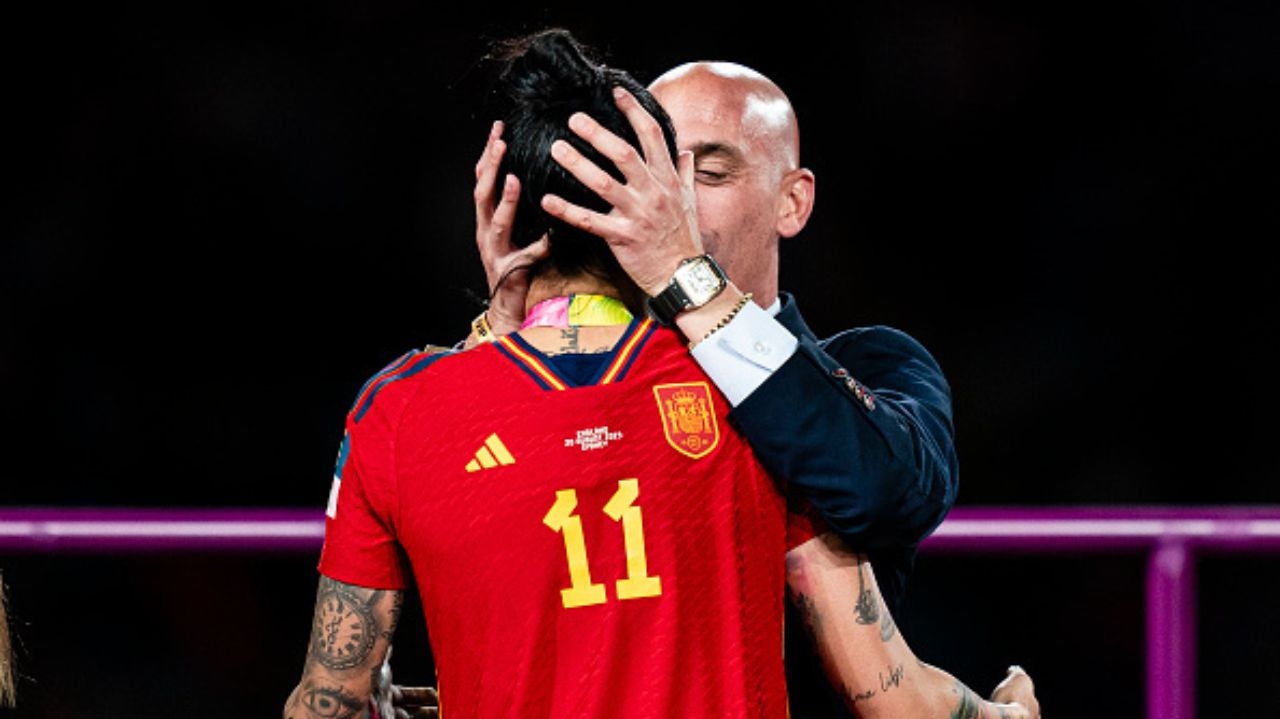 Luis Rubiales enfrentará julgamento por beijo não consentido em jogadora Jenni Hermoso
