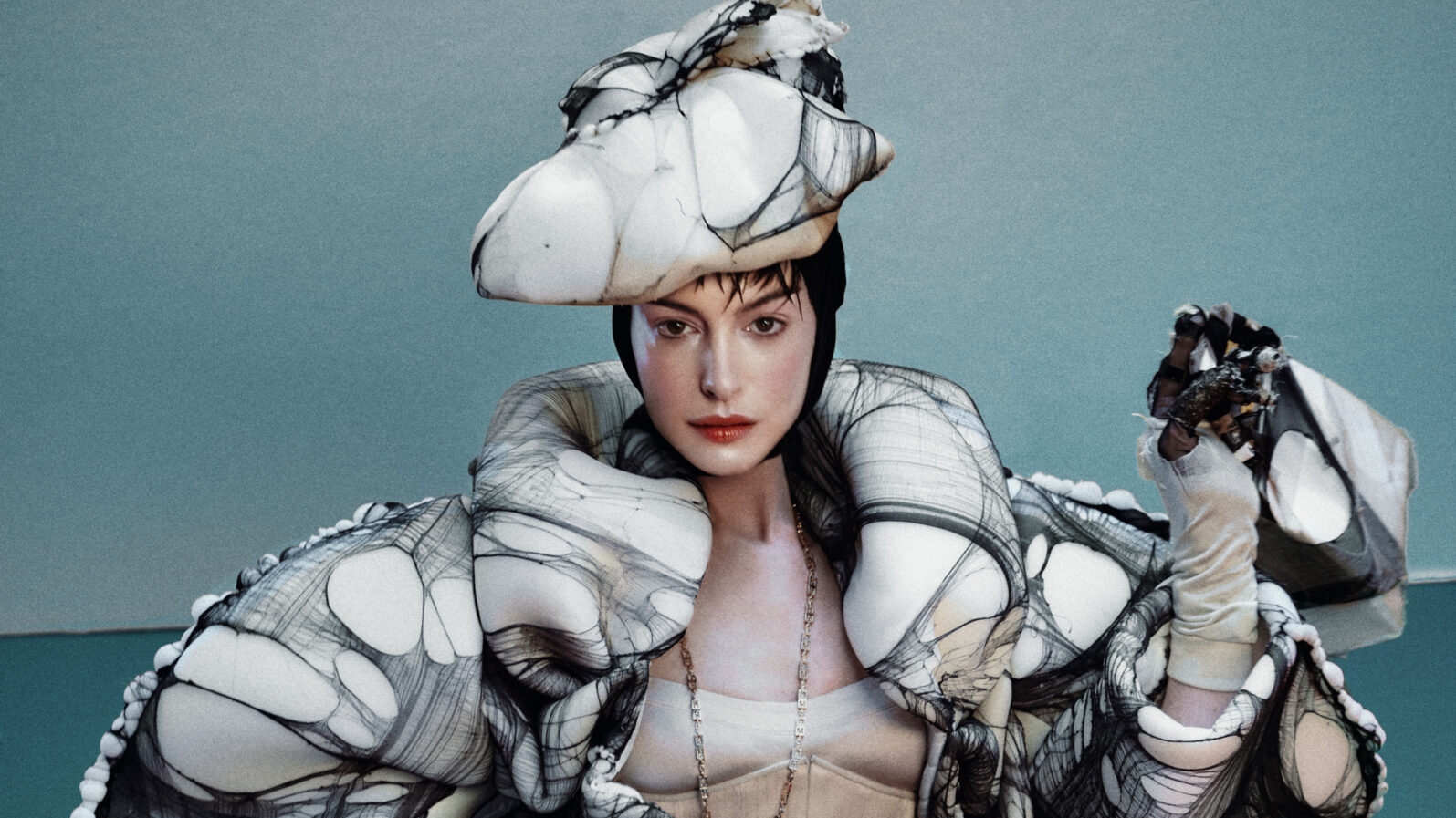 Anne Hathaway revela pedido de produtores em teste de química: “Parecia nojento”