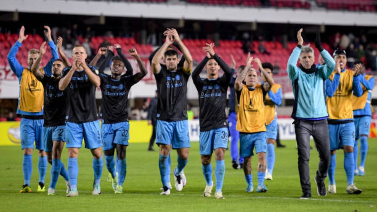 Com um a menos, Grêmio vence Estudiantes fora de casa e segue vivo na Libertadores
