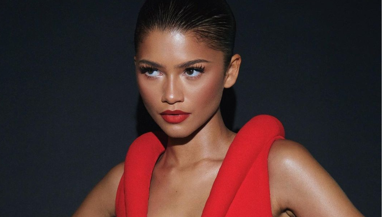 Zendaya vira ícone de beleza atual após usar maquiagens com batom vermelho