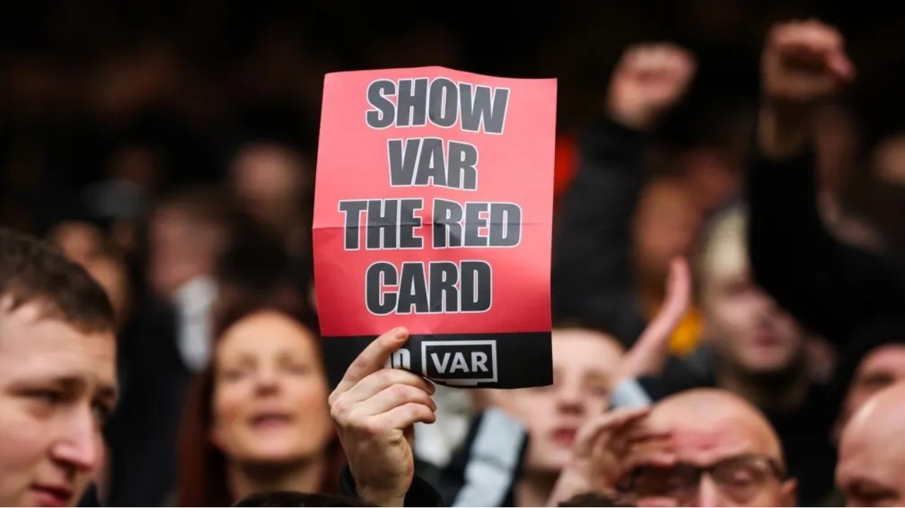 Federação sueca recusa uso do VAR após posição contrária de clubes e torcedores