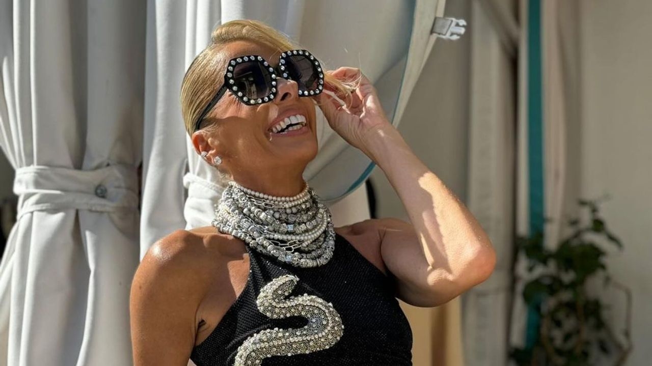 Adriane Galisteu marca presença em evento de gala e tieta Meryl Streep e Nicole Kidman