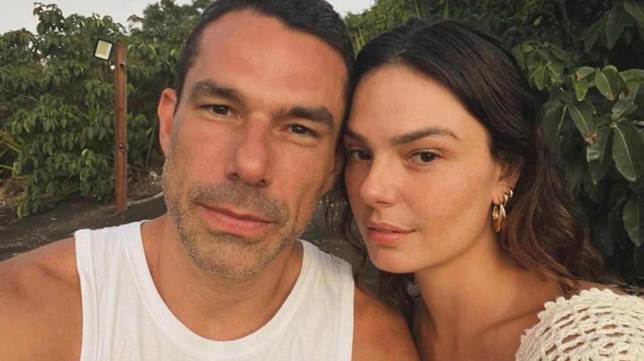 Com data do casamento marcada, Isis Valverde e seu noivo procuram casa em Miami