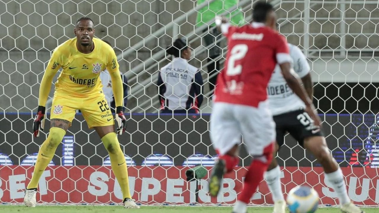 Corinthians vence o América-RN e goleiro Carlos Miguel comemora vitória da equipe