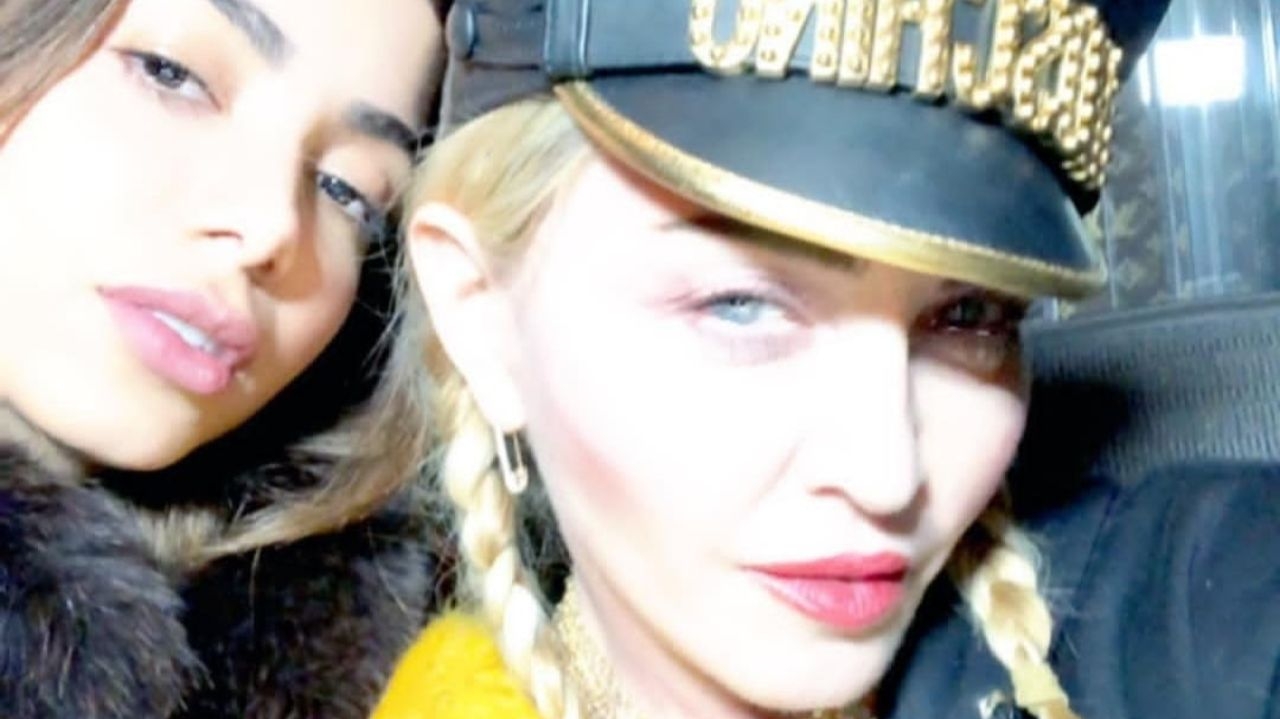 Anitta celebra volta ao Brasil em grande estilo: biquíni, piscina e show com Madonna